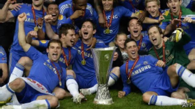 Игроки "Челси" с очередным трофеем