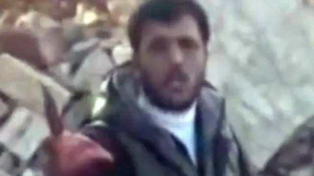 خالد الحمد، او أبو صقر، الذي يقال إنه المعارض السوري الذي أكل قلب جندي قتيل