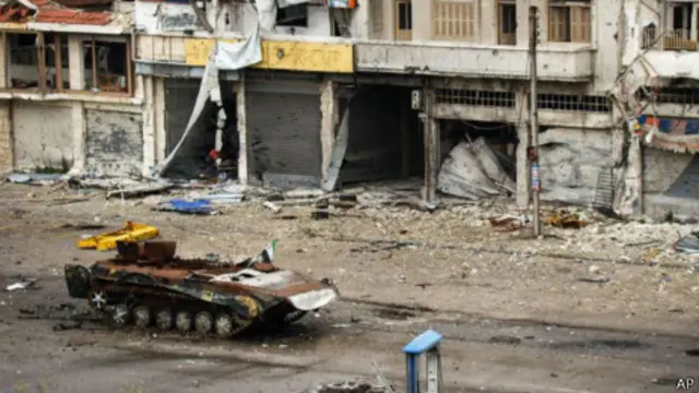 叙利亚霍姆斯al-Qusur区街头一辆怀疑是政府军的坦克在活动（13/5/2013）