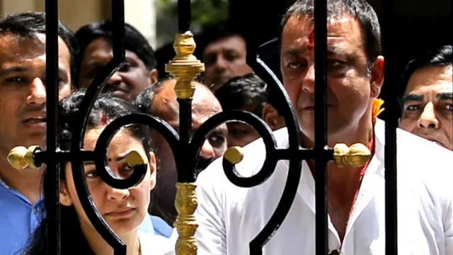 حوالگي کے وقت عدالت کے باہر زبردست میڈیا کی بھیڑ تھی اور مہیش بھٹ کے ساتھ ساتھ سنجے دت کی بیوی مائعنتہ بھی ساتھ تھیں 