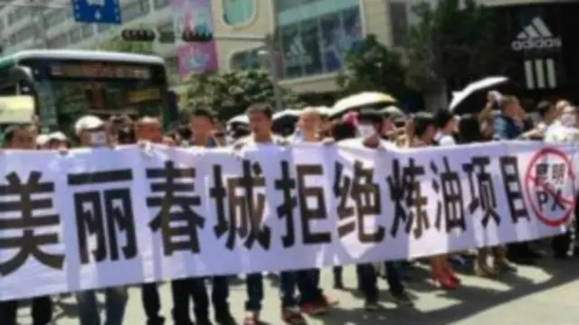 雲南昆明群眾上街抗議PX石化廠項目