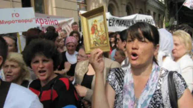 14 мая несколько сотен человек у стен парламента протестовали против принятия антидискриминационного законопроекта