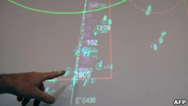 Một chỉ huy hải quân Đài Loan định vị vị trí tập trận trên radar