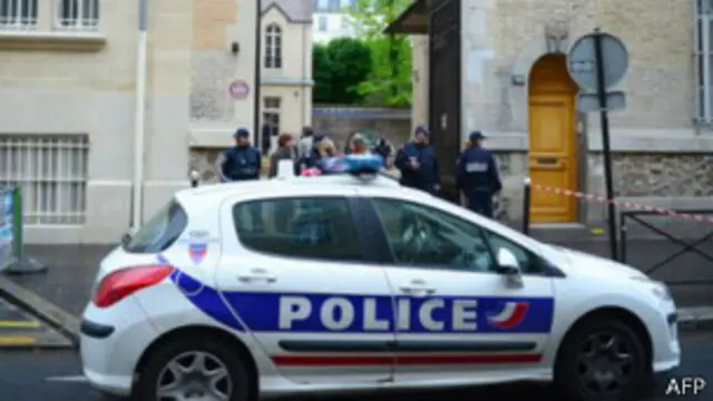 जिस स्कूल में यह घटना हुई वह एफ़िल टावर के नज़दीक है