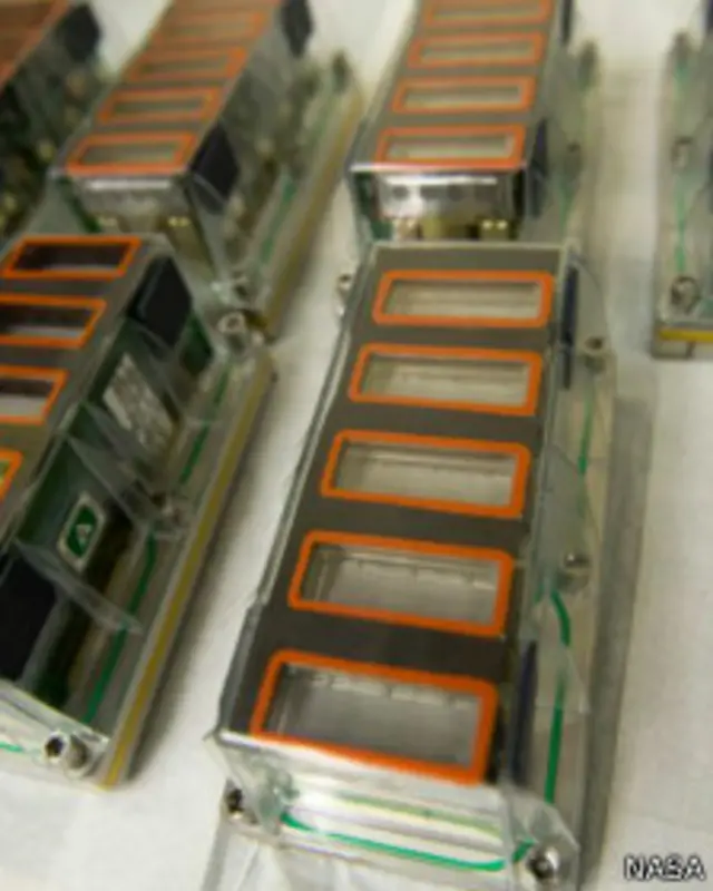 Contenedores en los que crecen las plantas en la EEI