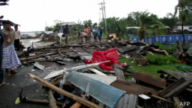 خانه‌ها و مغازه‌های ویران شده در پاتوآخالی