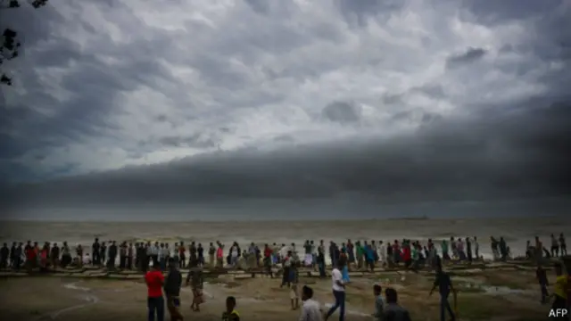 مردم در ساحل حرکت گردباد به سمت چیتاگونگ را نظاره می‌کنند
