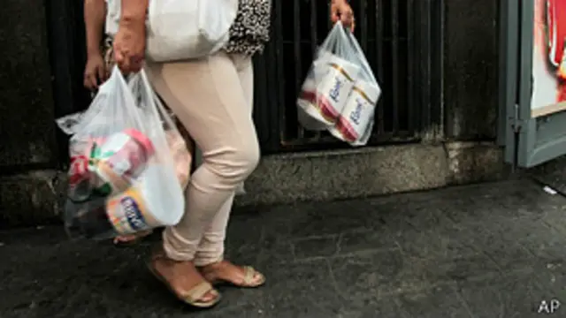 Consumidor300 reais betanosupermercado venezuelano | Foto: AP