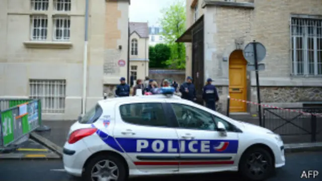 Автомобиль полиции у входа в детский сад в Париже