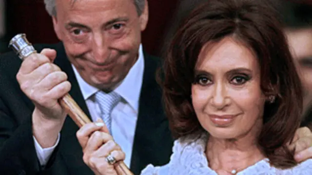 Néstor y Cristina Kirchner durante la asunción presidencial de 2007.
