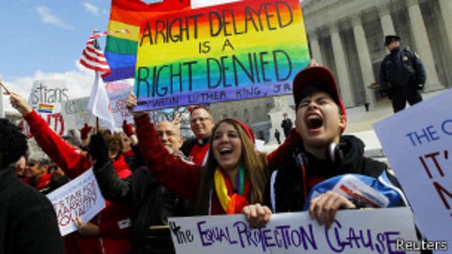 Gays protestam em frente a Congresso dos EUA / Reuters