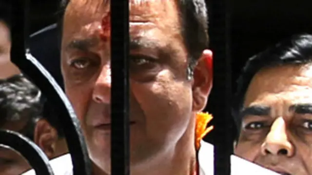 संजय दत्त को अवैध रूप से हथियार रखने का दोषी पाया गया था.