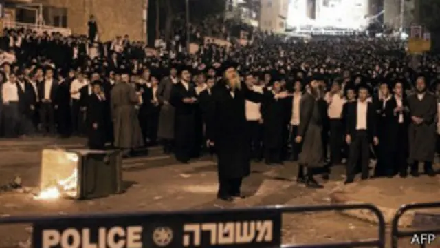 فوجی بھرتی کے خلاف مظاہرہ میں تشدد پھوٹ پڑا جس سے کئی افراد زخمی ہو گئے