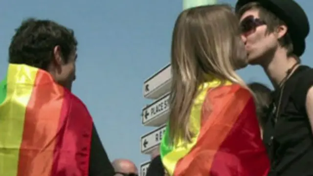 यूरोपीय संघ के सर्वे में 93,000 लोगों से बात की गई