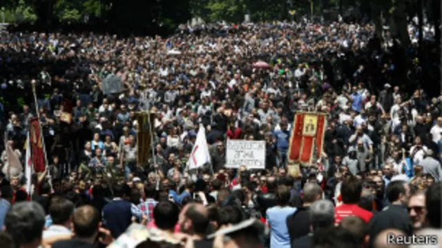 Противники акции против гомофобии заранее заняли запланированное место для митинга