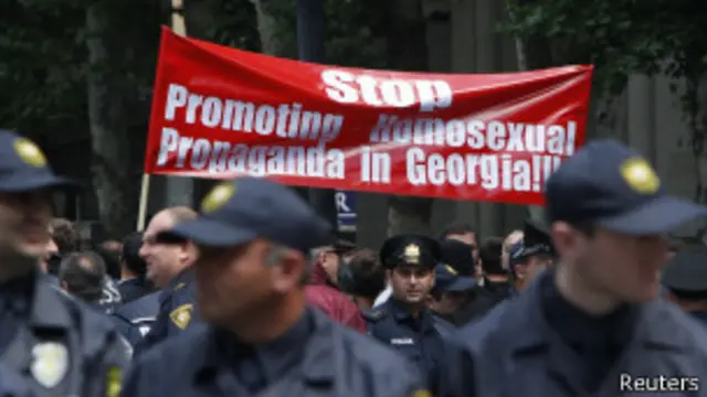 Полиция была вынуждена спасать участников акции против гомофобии от ее противников