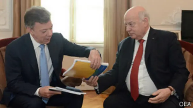 José Miguel Insulza (der.) entrega informe al presidente Santos de Colombia