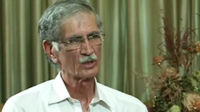 تریسٹھ سالہ پرویز خٹک نے عملی سیاست کا آغاز انیس سو تراسی میں نوشہرہ سے ضلع کونسل کے انتخاب میں حصہ لے کر کیا