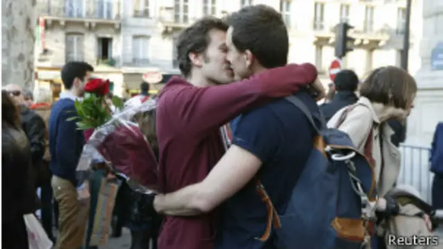 Французская однополая пара празднует принятие закона о гей-браках у здания парламента 23 апреля 2013 года