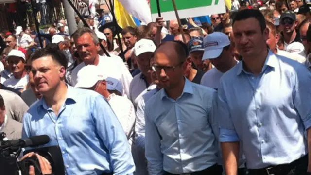 Ông Oleh Tyahnynok (bìa trái) trong một cuộc biểu tình ở Ukraine