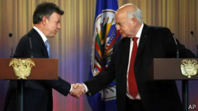 Juan Manuel Santos e José Miguel Insulza após apresentação do relatório em Bogotá