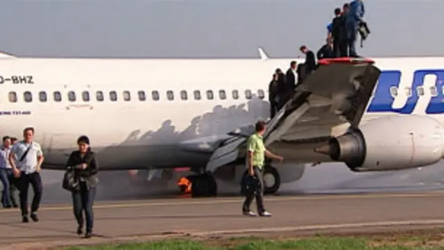 Passageiros na asa do Boeing 737 da UTair