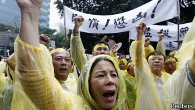 Pescadores taiwaneses protestam em frente a sede diplomática filipina em Taiwan | Foto: Reuters
