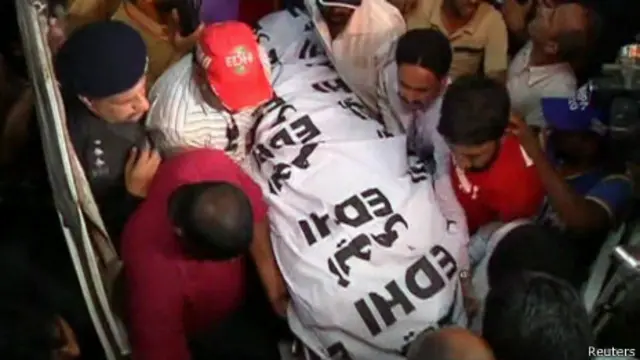 На месте убийства пакистанского политика Захры Шахид Хусейн в Карачи, 18 мая 2013 г.