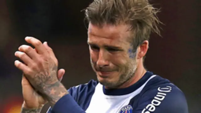 بيكهام يغادر أرضية الملعب بالدموع بعد مشاركته فيما يعتقد أنها آخر مباراة مع فريق باريس سان جيرمان.