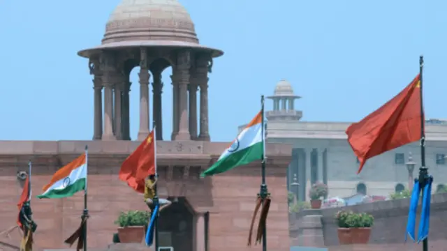 चीनी प्रधानमंत्री ली के स्वागत में लगे दोनों देशों के झंडे