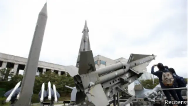 ماکت یکی از موشکهای کرهشمالی که در موزه جنگ سئول به نمایش گذاشته شده