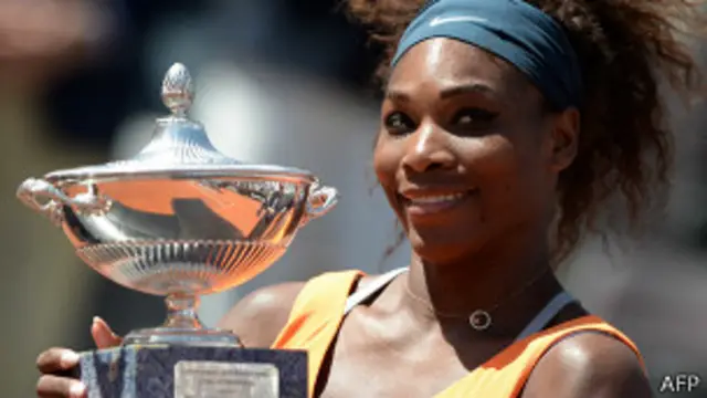 Serena Williams con el trofeo del Abierto de Italia