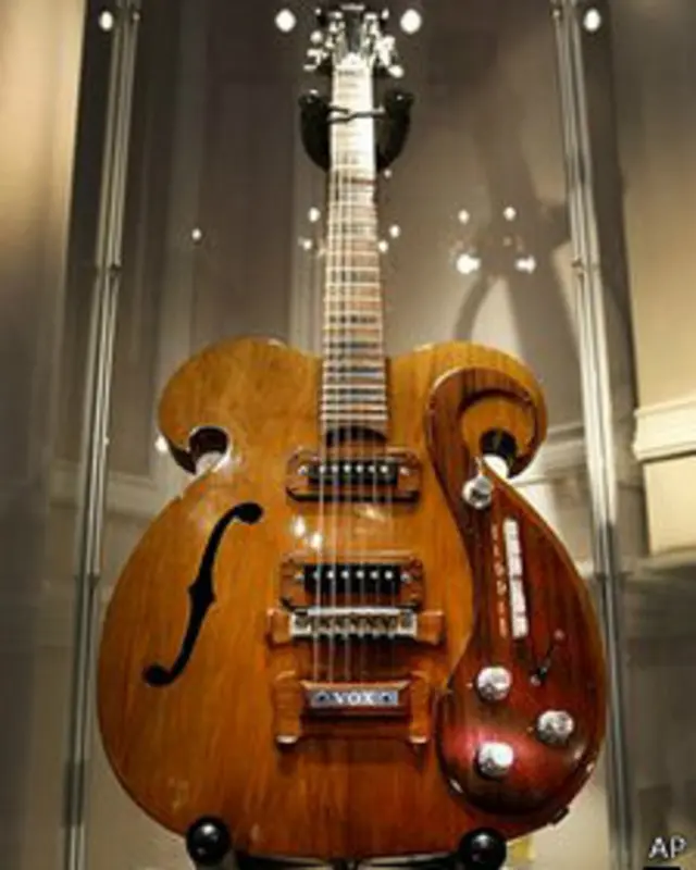 Cây guitar mà John Lennon và George Harrison
