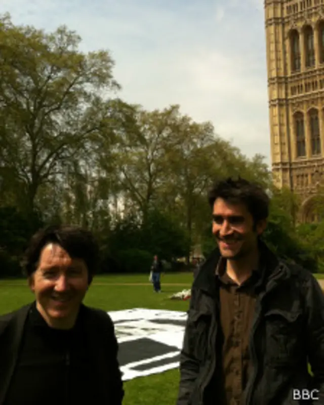 Активисты "живой" выставки Бен Перри и Питтер Маккахи 