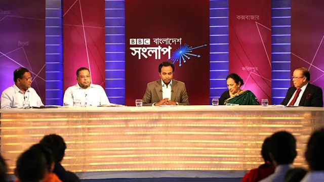 প্যানেল সদস্য বাঁ থেকে: বাংলাদেশ সরকারের পরিবেশ ও বনমন্ত্রী হাছান মাহমুদ, চট্টগ্রাম বিশ্ববিদ্যালয়ের রাজনীতি বিজ্ঞান বিভাগের অধ্যাপক ড. আ ন ম মুনির আহমদ চৌধুরী, অনুষ্ঠান সঞ্চালক আকবর হোসেন, বাংলাদেশ মহিলা পরিষদের চট্টগ্রাম শাখার সভাপতি নুরজাহান খান, বিএনপির ভাইস চেয়ারম্যান এবং সাবেক পররাষ্ট্রমন্ত্রী মোর্শেদ খান।