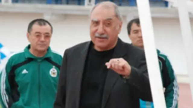 "Нефтчи" клуби мураббийсининг истеъфоси ўзбек матбуоти ва футболи тарихидаги мисли кўрилмаган можаро манзарасида кечган.