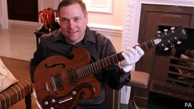 Глава Julien's Auctions Даррен Джулиен с гитарой "Битлз"