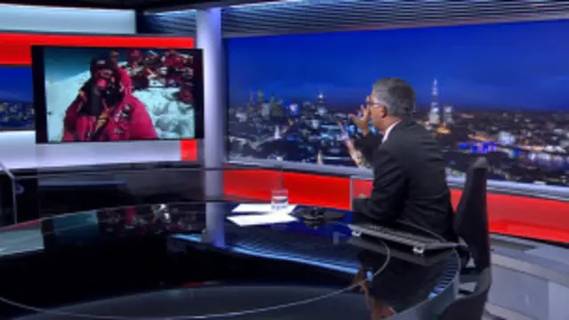 Daniel Hughes (na tela) conversa com apresentador da BBC por videochamada