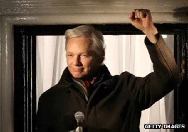 جولین آسانژ و سازمانش تحت فشار قرار دارند. او آسانژ در سفارت اکوادور در لندن، جایی که فعلاً در آن زندگی میکند، بر روی این پایگاه داده کار کرده است.