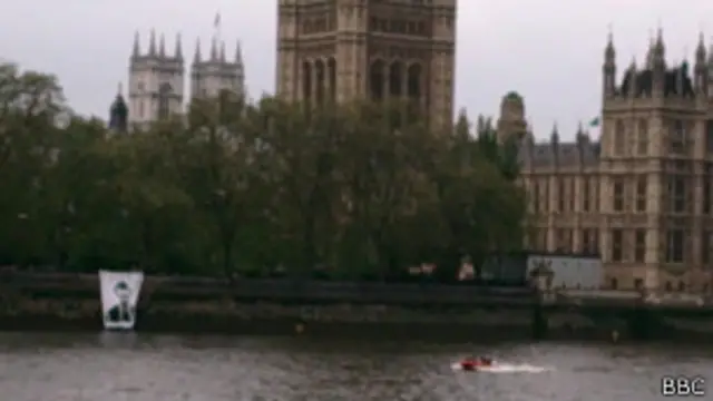 Баннер "Voina wanted" свесили набережной у здания Парламента