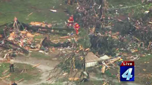 美国电视上龙卷风灾区的画面