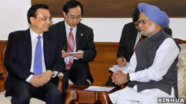 李克强(左)与辛格在新德里举行小范围会见(新华社图片19/5/2013)