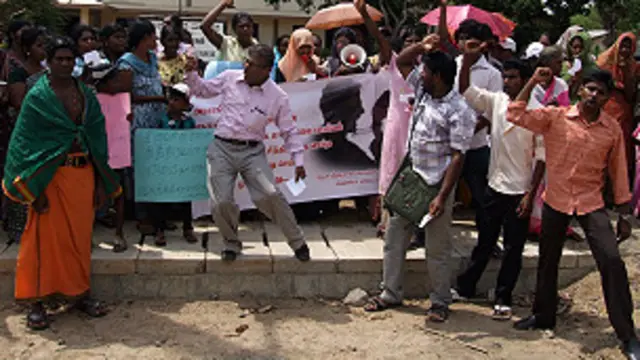 சந்தேக நபரைக் கைதுசெய்து சட்டத்தின் முன் நிறுத்துமாறு மக்கள் அண்மையில் நடத்திய ஆர்ப்பாட்டம்