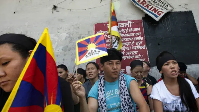 चीन के प्रधानमंत्री की भारत यात्रा के विरोध में तिब्बती लोग जगह-जगह प्रदर्शन कर रहे हैं