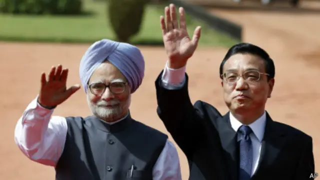 Thủ tướng Ấn Độ Monahan Singh (trái) và thủ tướng Trung Quốc Lý Khắc Cường