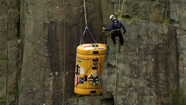 Nick Hancock escalando penhasco com seu tanque
