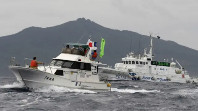 सेनकाकू द्वीप समूह को लेकर चीन और जापान के बीच भारत और चीन के सीमा विवाद की तरह ही तनाव होते रहे हैं. 