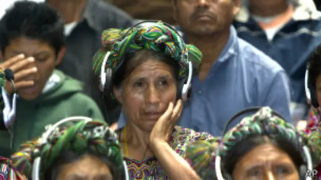 Indígenas presentes durante el juicio a Ríos Montt