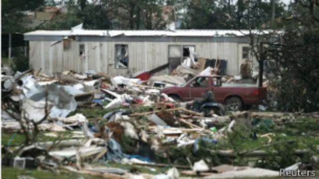 گردباد بسیاری از خانه‌ها را ویران کرده است