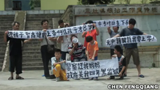 陳風強與其他訪民在珠海三灶鎮綜合治理辦公室外抗議（陳風強提供圖片18/5/2013）